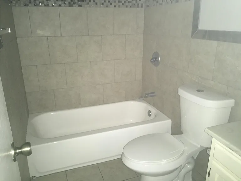 423 W Woodrow St #B — Photo 3