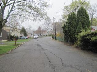 8 Oak Ave, Peabody, MA 01960