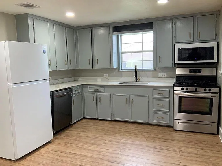 2415 Perry St — Photo 1