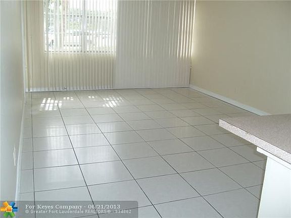 4th image of 2751 Taft St APT 102