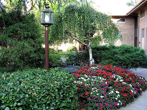 Manicured garden in front of 18610