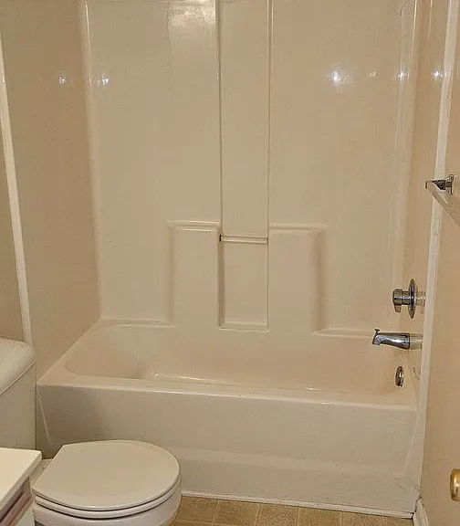 204 Fairwood Ct — Photo 16