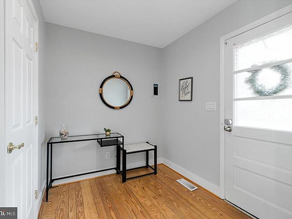 4th image of 110 Yewell Rd