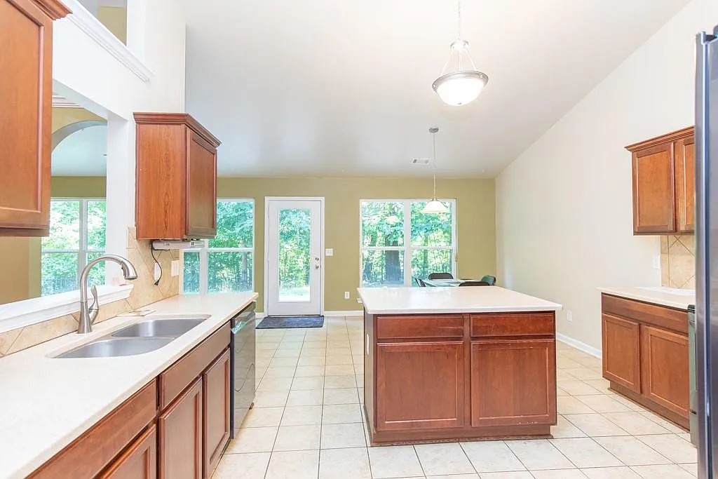 4 bed, 3.0 bath, 2653 sqft, $2,495 — Photo 4