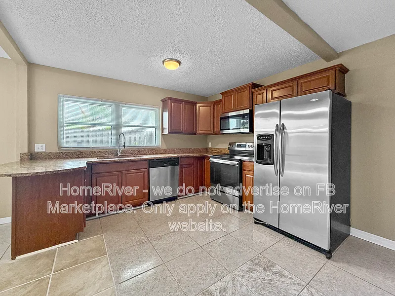 3 bed, 2.5 bath, 1586 sqft, $1,595 — Photo 3