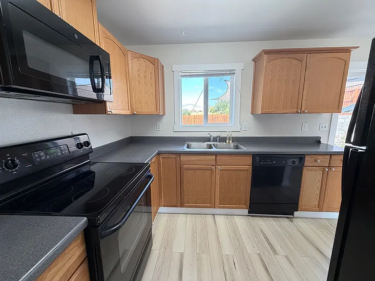 209 Goldcrest St — Photo 5