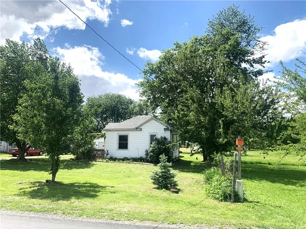 179 N 2000 East Rd, Rosamond, IL 62083