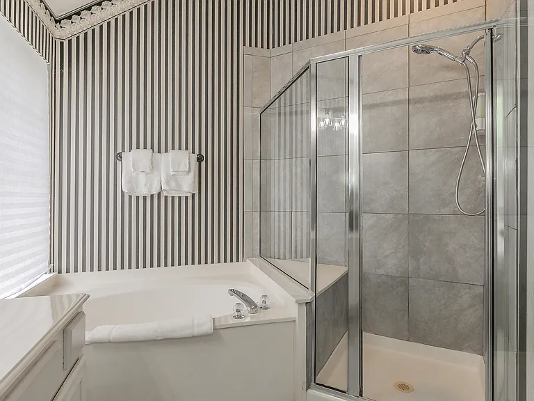 7017 Chateau Dr — Photo 22