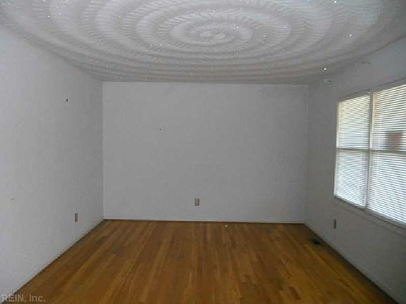 2nd image of 7 Treemont Ct