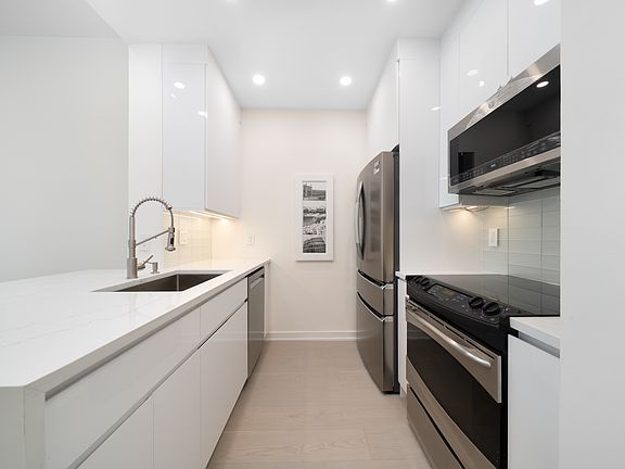 Fully updated Kitchen with Kitchenaid dishwasher, full-size Frigidaire fridge, cooktop, GE Profile microwave and under-sink water filter - convenience personified