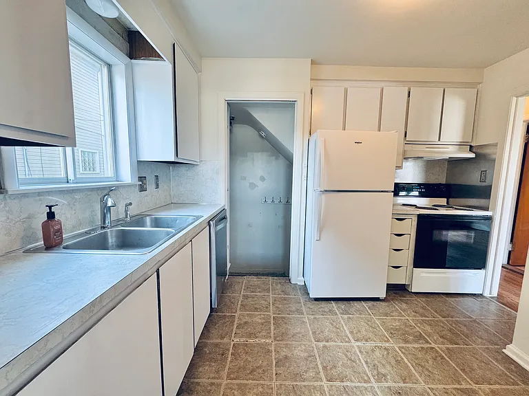 370 Bird Ave — Photo 3