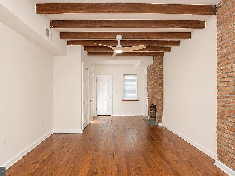 115 E West St — Photo 14