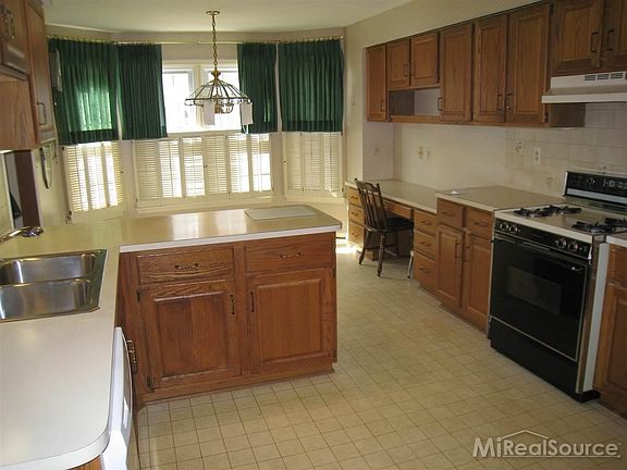5th image of 159 Windwood Point