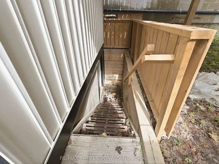 759 Barton St E #MAIN — Photo 18