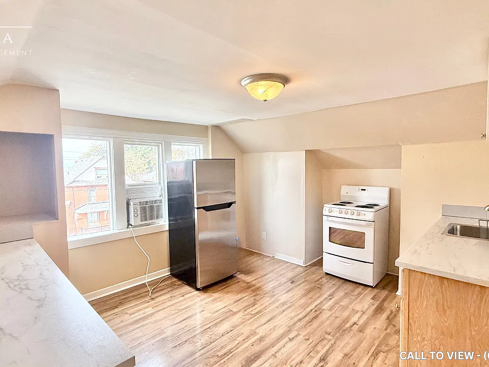 215 Athol St E #2