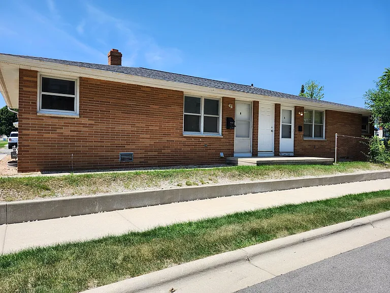 822 Marvelle Ln — Photo 2