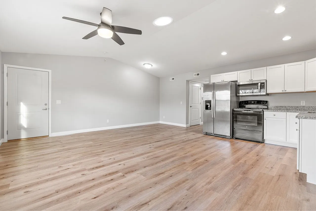2 bed, 950 sqft, $1,420 — Photo 4