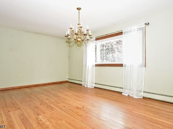 3rd image of 8 Royal Ave
