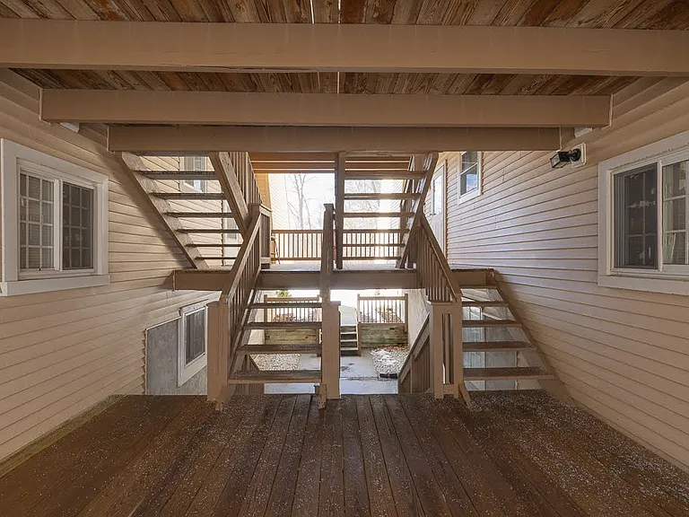 529 Fox Run Ln — Photo 3