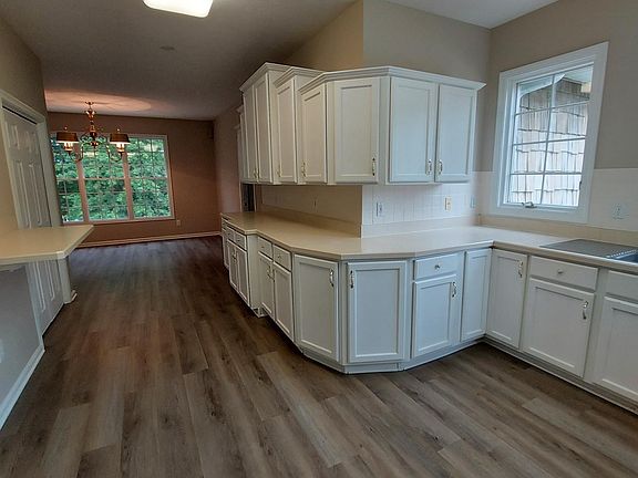 KITCHEN LOTS OF CUPBOARDS, PANTRY AND COUNTER SPACE
