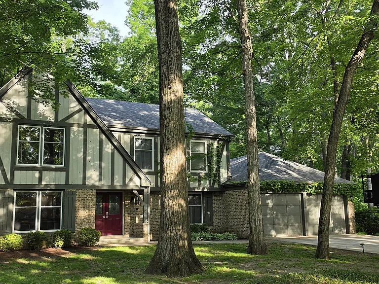 76 Lincolnshire Dr — Photo 1