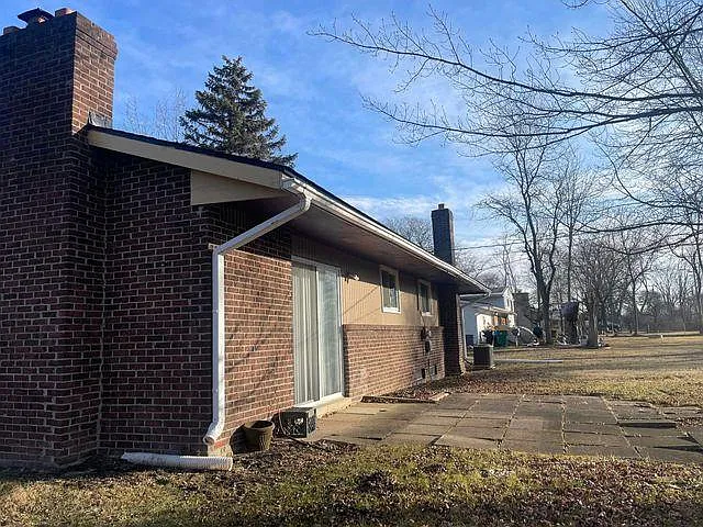 31943 W Thirteen Mile Rd photo 1