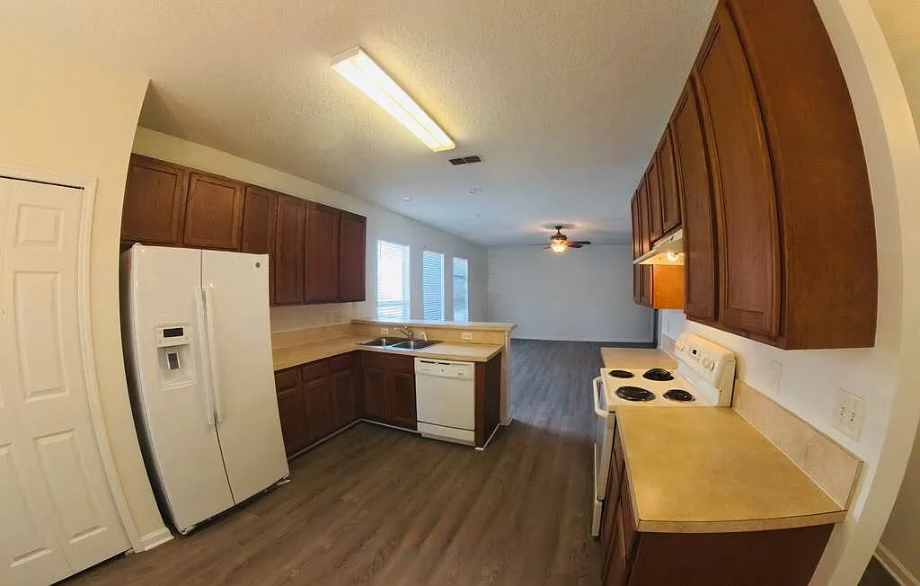 3 bed, 2.5 bath, 1525 sqft, $1,600 — Photo 3