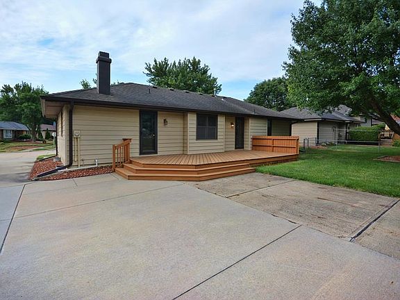 5th image of 402 NW Cindy Ln