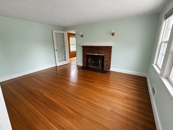 4th image of 63 Oak St