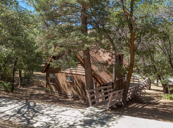 3rd image of 1246 Siskiyou Dr