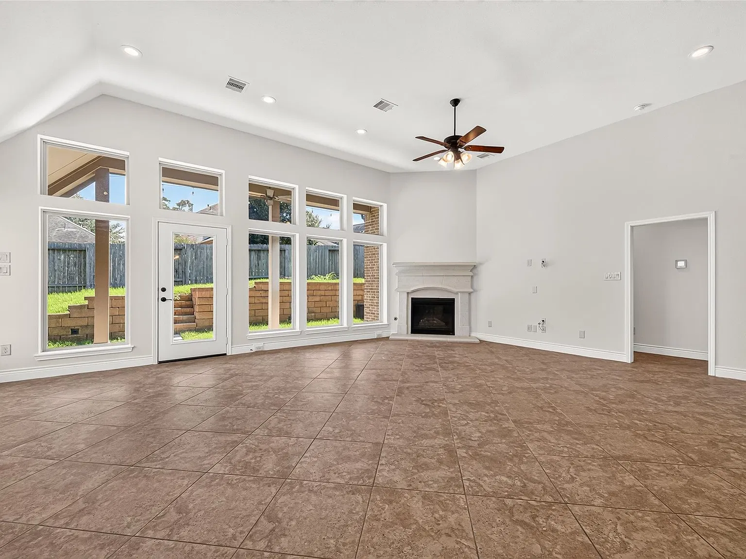 4 bed, 3.0 bath, 2725 sqft, $3,075 — Photo 4