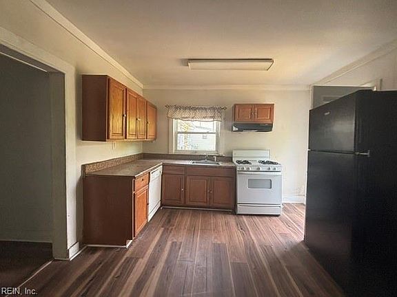 3rd image of 403 Craig St