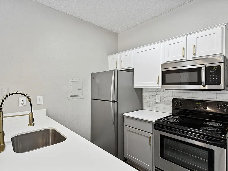 Ashton Oaks Apartments — Photo 8