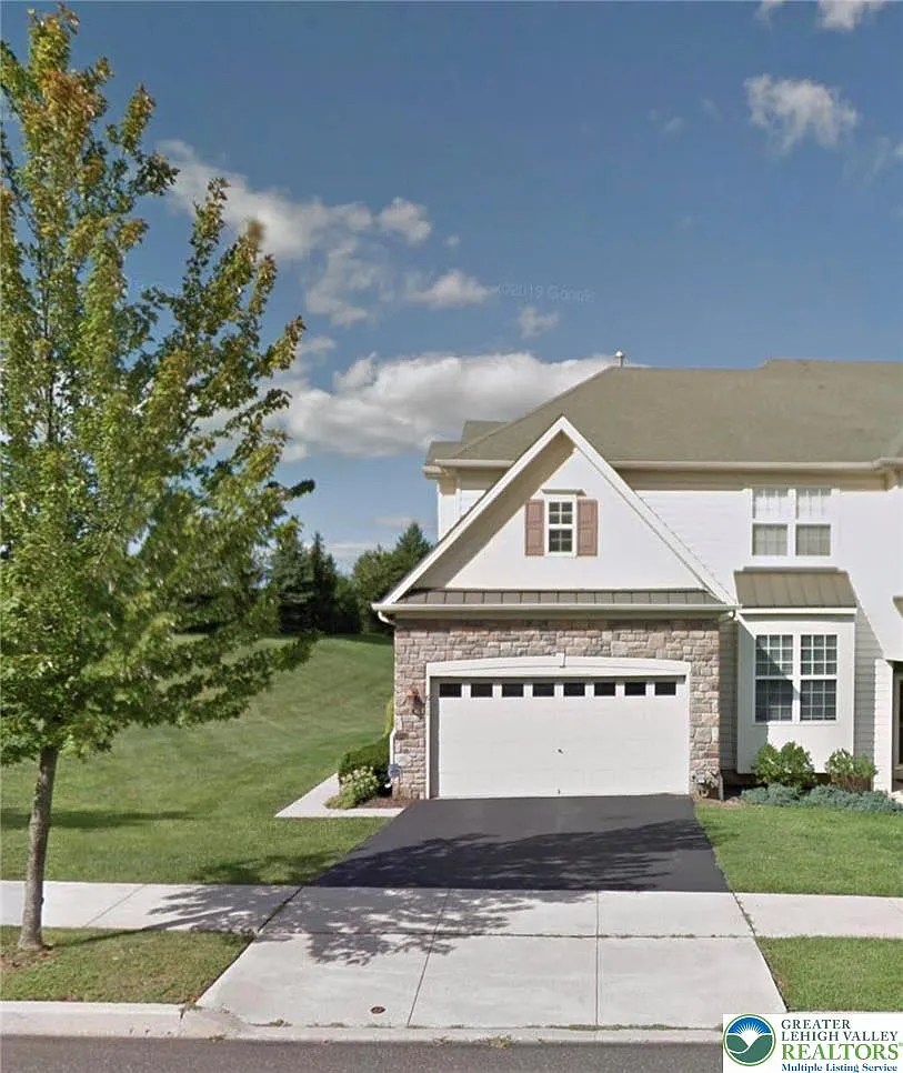 3 bed, 2.5 bath, 2661 sqft, $3,000 — Photo 2