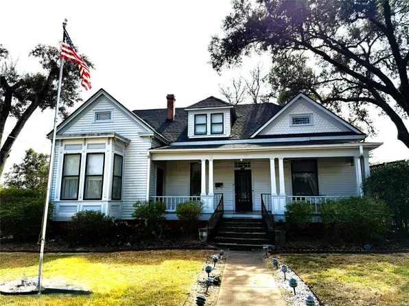 303 E Austin St, Bellville, TX 77418