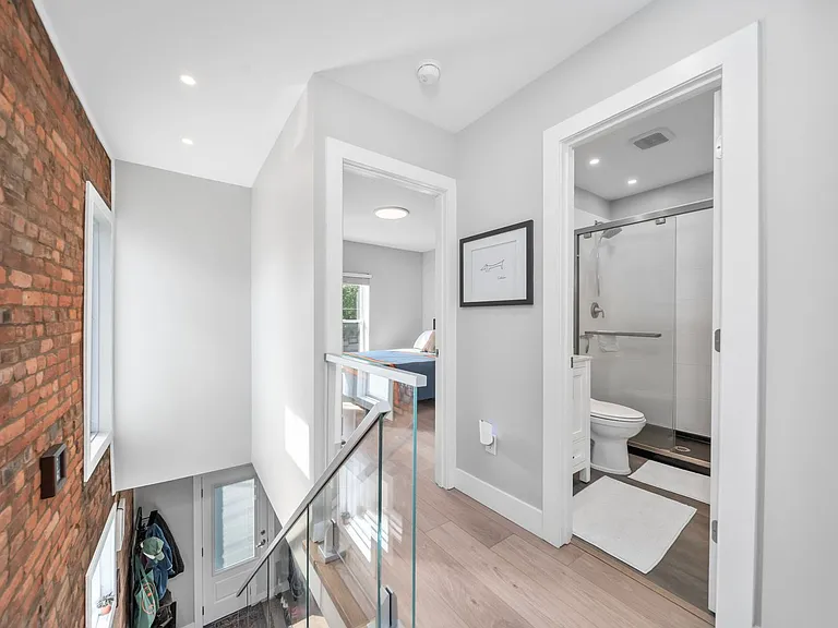 622 W State St — Photo 19