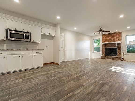 4th image of 1505 Carlton Way