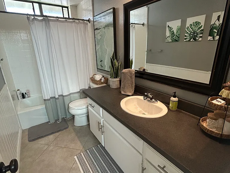 2nd full bathroom with shower & tub combo.