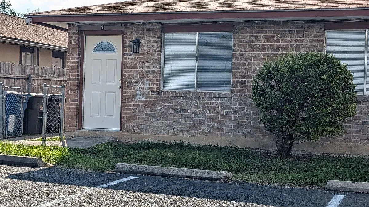 3 bed, 1.0 bath, 955 sqft, $1,095 — Photo 1