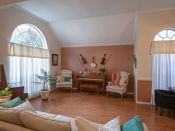5th image of 2810 Glen Hollow Dr