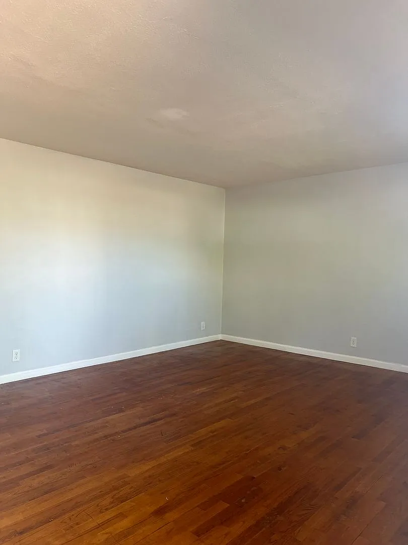 4 Bedroom 2 Bathroom House — Photo 2