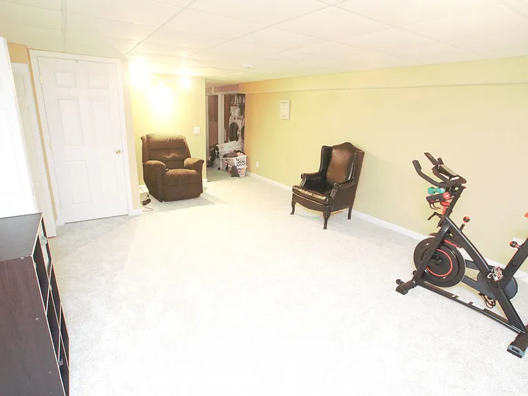 98 Thorndale Cir — Photo 32
