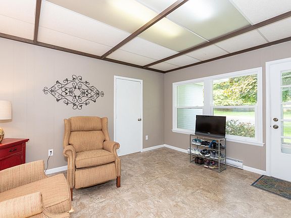 3rd image of 1511 Meadowbrook Ln