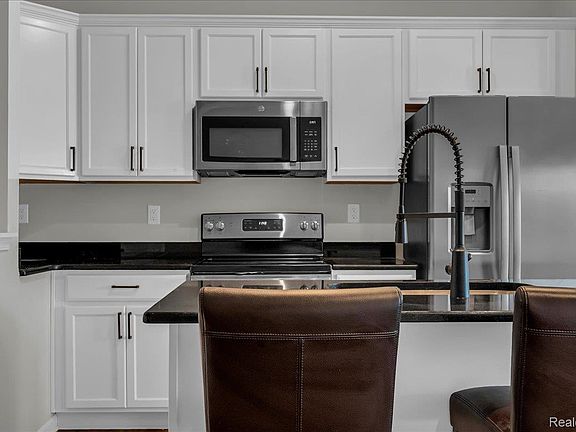 5th image of 831 Plum Village Dr