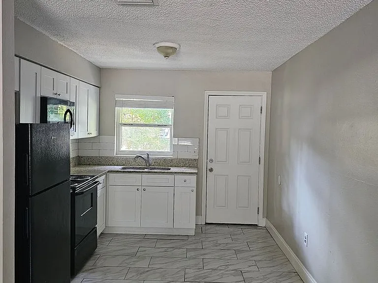 1013 Beecher St #1 — Photo 12