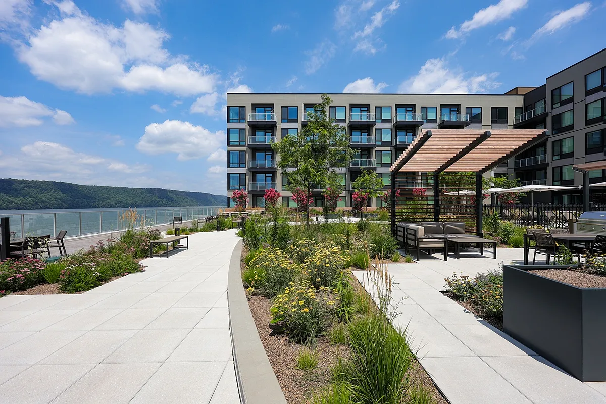 Building Photo - Hudson Piers