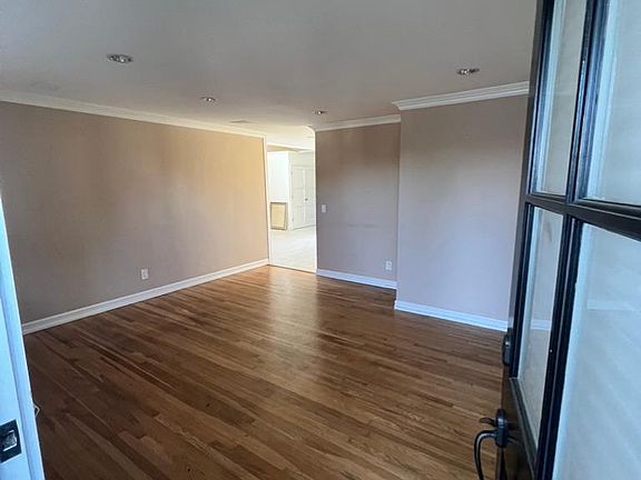 3rd image of 231 Magnolia St