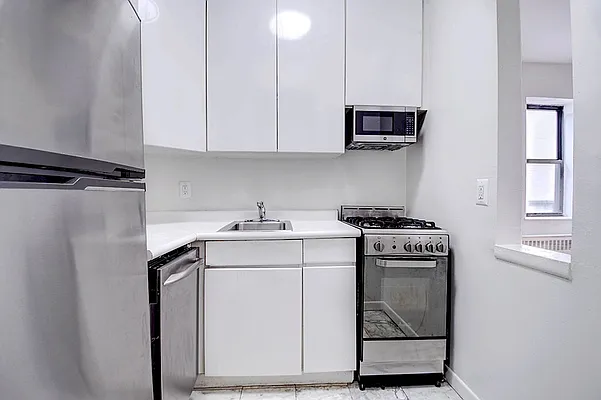 Rented by Urbane Brokerage | media 12