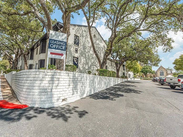 The Landmark at Alamo Heights — Photo 13