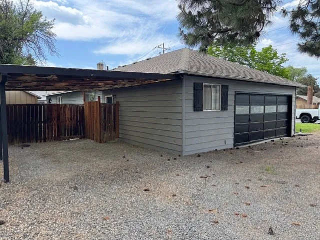 Garage/Carport